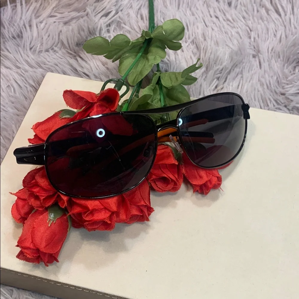 🌹Retro Sleek Black Aviator Sunglasses with Dark Smoke Lenses
